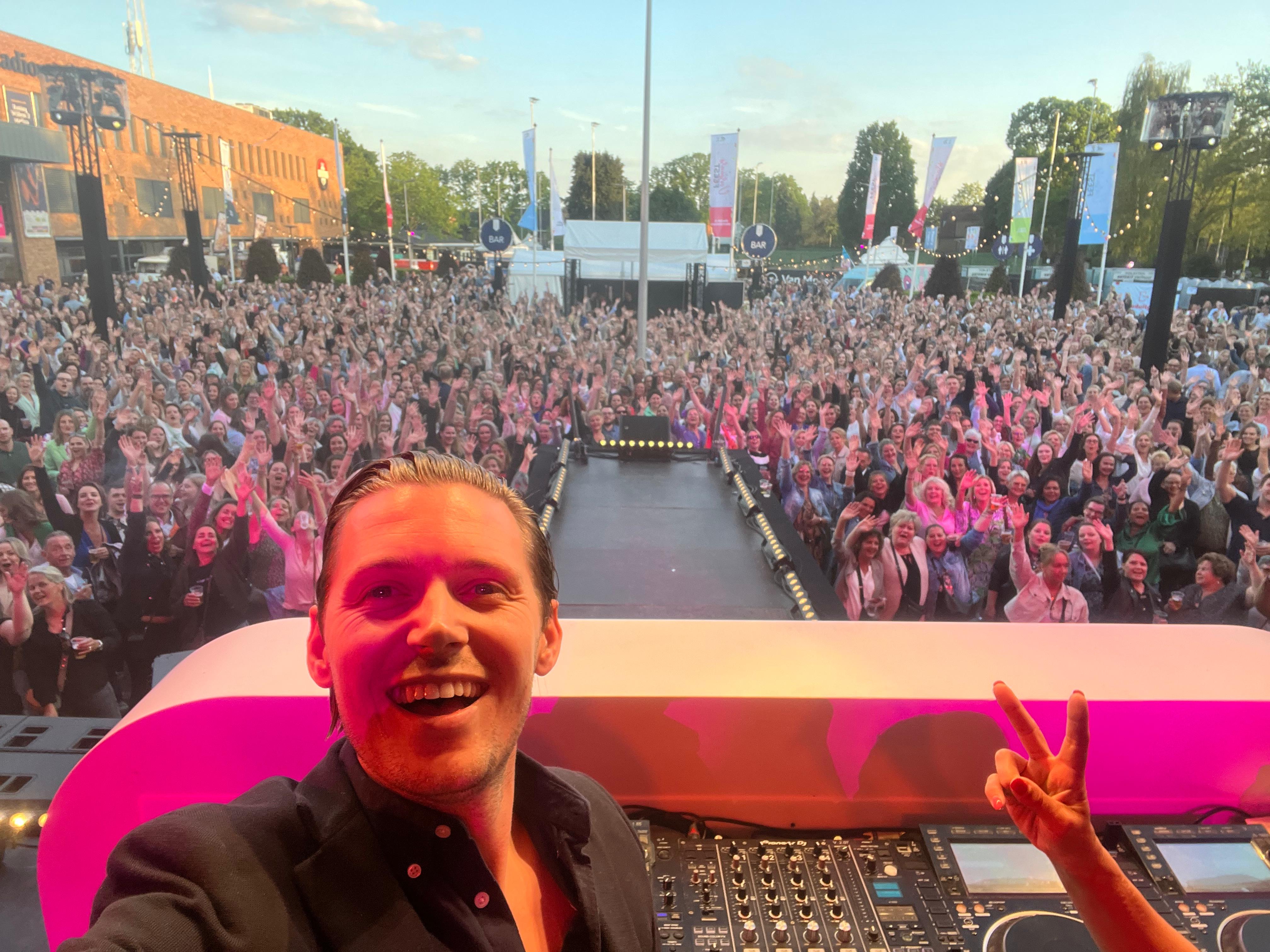 Daan Geeven maakt een selfie met het publiek tijdens een bedrijfsfeest