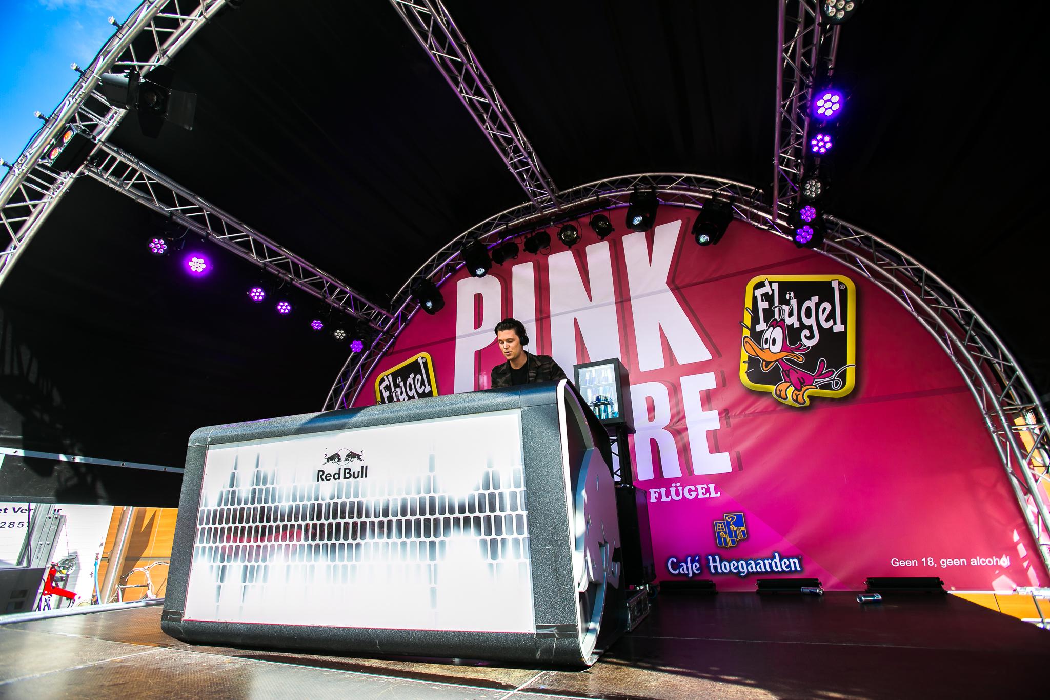 Daan Geeven op het outdoor podium van Pink Flügel