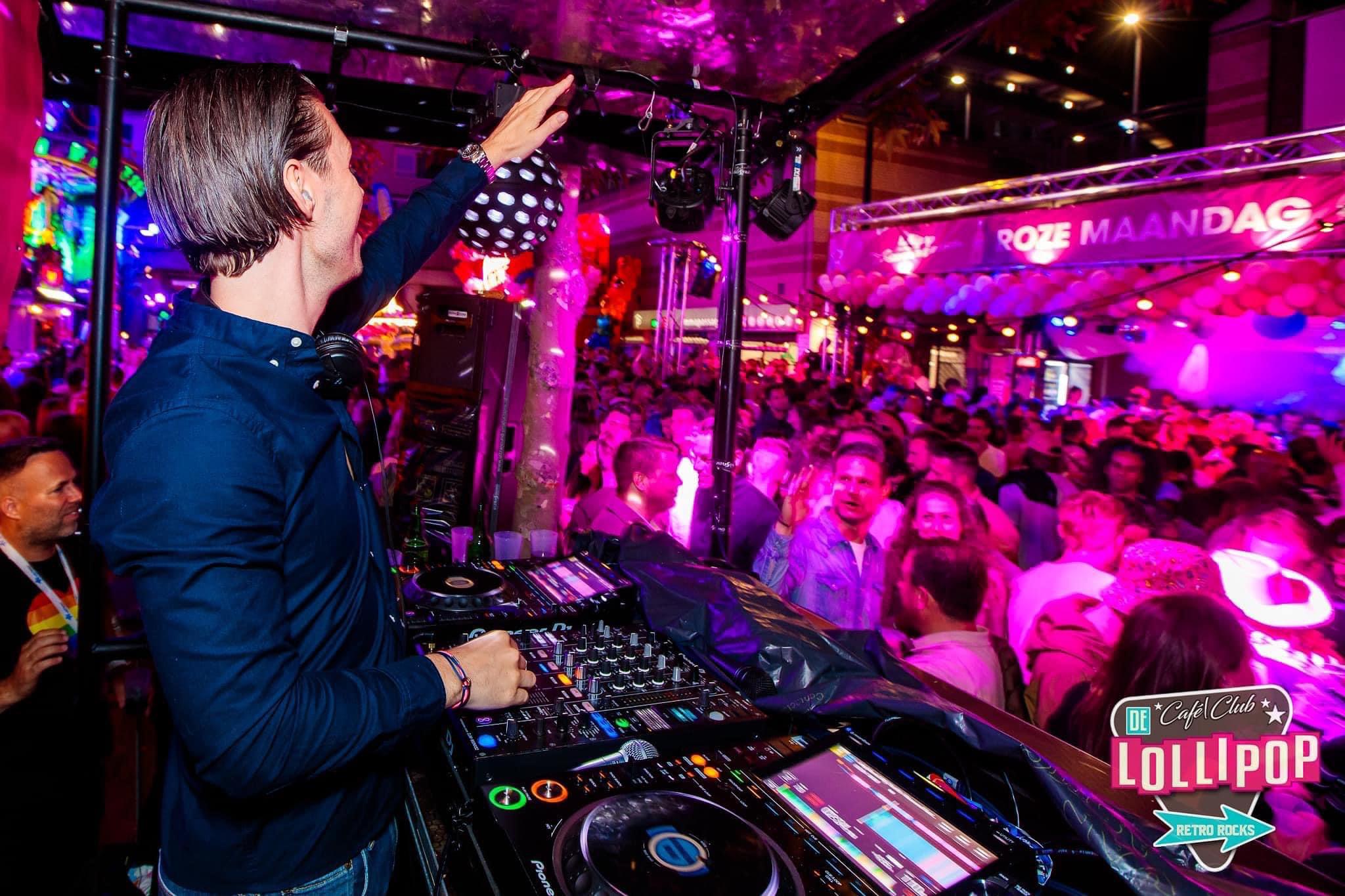 Daan Geeven tijdens een optreden bij De Lollipop