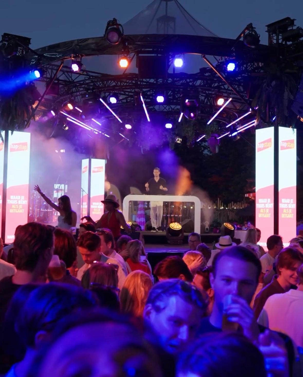 Daan Geeven live overdag met dansend publiek