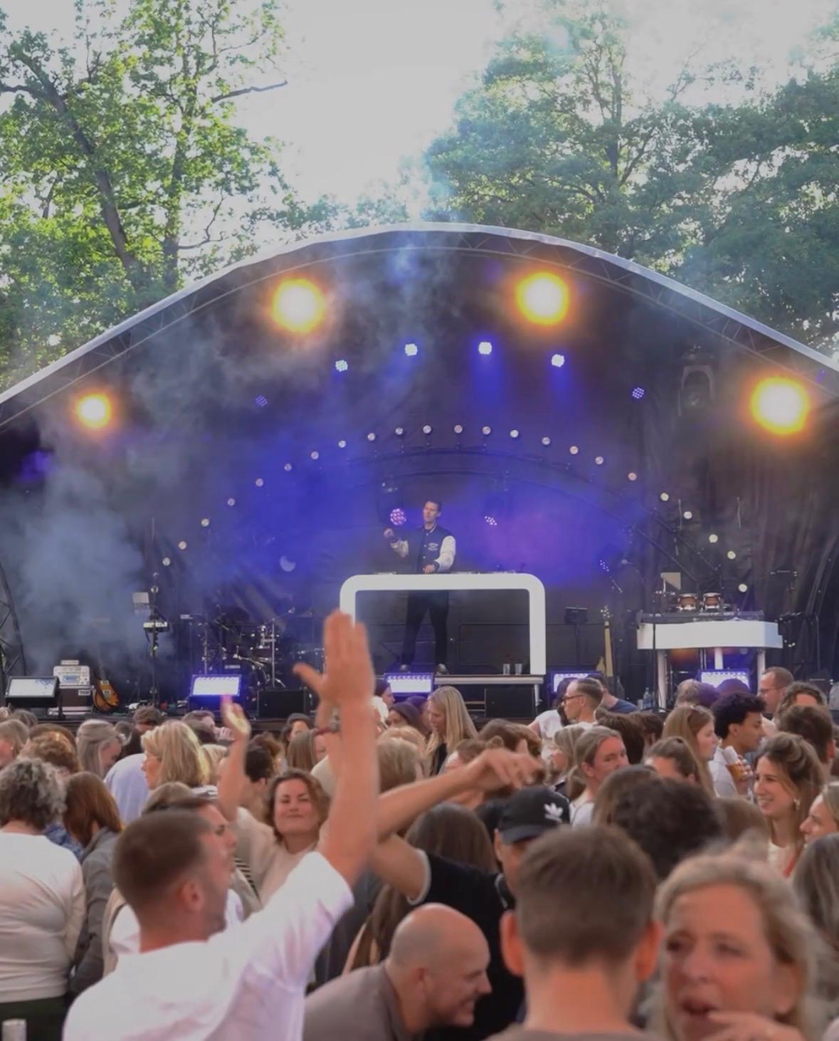 Daan Geeven live in de avond met publiek
